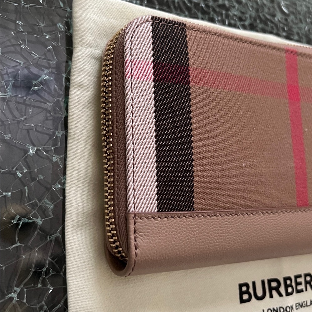 🆕 Burberry Beige and Pink Zip-Around Wallet - Picture 3 of 9
